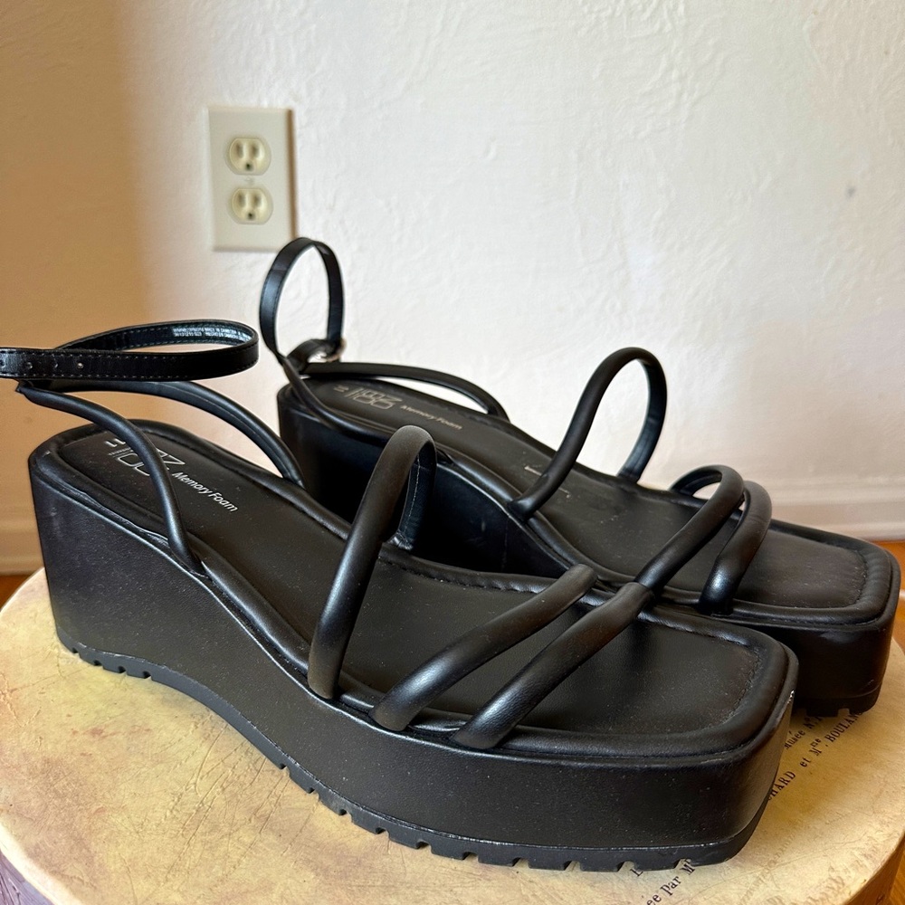 NO BOUNDARIES, black, strapped platform heels